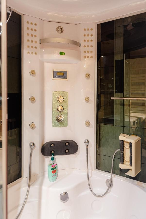 Comfy Apartment With Private Parking And Netflix 부쿠레슈티 외부 사진